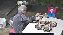 爷爷走后13年，奶奶每年记得给他过生日，孤独13年的奶奶这一刻哭了