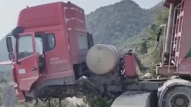 你看这大货车都胆战心惊！