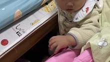 已经开始调皮了，把爸爸手机丢床底，还会过来捣乱#小屁孩越来越像那么回事了