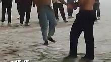 冬天抗寒还得是北方人，内蒙古下雪后大学生光着膀子在操场上打雪仗、摔跤。来源：@能否 （编辑：翟佳惠）