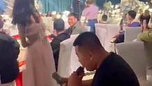 男子婚礼现场给新郎"代唱"，再也不怕没才艺不敢结婚了。
