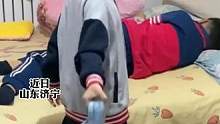 弟弟趁哥哥睡觉“偷袭”，妈妈一招让他知道社会的险恶。来源：@岩姐家的二百万