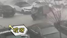 哈尔滨雨暴风雪，风雪中的快递车险被吹倒