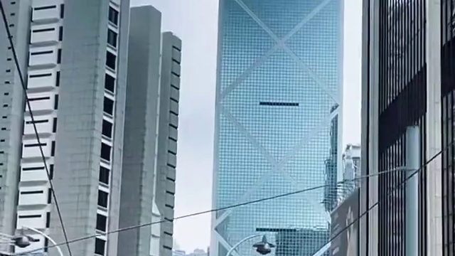 建筑高技术派之香港汇丰银行大厦，只是一般有钱的企业可建不起，高度只有中银大厦一半高，造价却可以盖5个中银