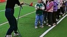 幼儿园教师跟萌娃们进行拔河比赛，老师打算“放水”结果自己被拖走了，网友：什么叫人多力量大 这可不是说