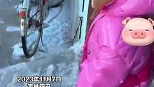 下雪路滑 萌娃不小心摔倒 结果爸爸没抓住宝宝 还拽下了帽子 网友：果然在没危险的时候爸爸就是最大的危