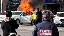 小车突然起火，俩外卖小哥伸出援手救出车主