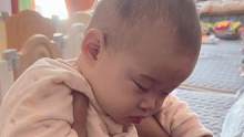 #打瞌睡的宝宝 #人类幼崽越养越上头 周末不到7点就醒了，辅食刚做好又睡着了叫醒还是让宝宝继续睡