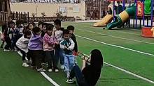 幼儿园老师和一队小朋友进行拔河比赛，老师原本打算“放水”，没想到被小朋友们碾压。 来源: @最美幼师