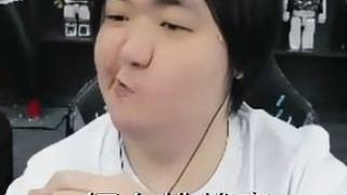 昨晚的擂臺(tái)挑戰(zhàn)賽陳伯一把帶走尚濤后遇上了一位游戲名字叫無(wú)敵江章闖的挑戰(zhàn)者，在最后還稱(chēng)自己是江章闖的粉