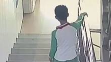 #监控下的一幕  男孩挑战跳多层楼梯，后脑勺被磕到流血，“心揪成一团”。#学生安全