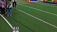 老师和小朋友拔河比赛，老师原本打算”放水“，没想到被小朋友碾压