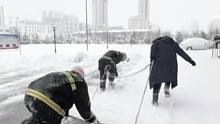 蓝朋友带你感受人工扫雪