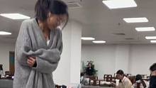 当大学图书馆里跑进来一只“杰瑞”，女生跳到椅子上也要保持安静