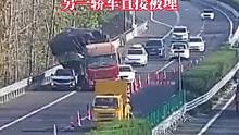 危险！半挂车因避让侧翻 埋住轿车，警示：高速行驶注意与前车保持距离。#高速行车安全