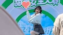 看吧看吧，一看一个不吱声！ 校园甜美女生大赛现场表演拉票，可爱得把路过的小哥都给看愣住了（来源@海纳