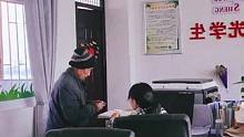 爷爷拿现金来给孙子交生活费，不会智能机，专门跑到学校交钱。就像我们的父亲，慈祥而朴实！#关爱老人