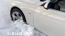 路滑开车冲进积雪堆无法动弹，两位路过大哥伸援手顺利脱困，当事人：想请他们来沈阳做客