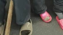 #世间百态 地铁上一对残疾人夫妇穿着单薄、脚踩凉鞋，邻座的好心大叔不停塞吃的给俩人！“善良的人，不停