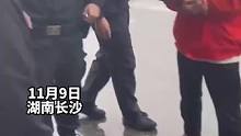 橘农遇交通事故，特警们雨中当起推销员快速售空
