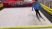 贵阳偷偷卷滑雪，开板前热身训练…#滑雪 #滑雪双板教学 #贵阳滑雪 #贵州滑雪场 #贵阳室内滑雪