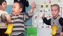 幼儿园的小朋友们“噔噔噔”闪亮登场，穿靴子的男生跳起黑足马潇洒不羁 动感十足。来源：@莉娜 （编辑：