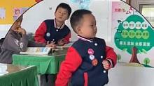 一年级萌娃课间展示正步走(编辑：努尔波拉提)