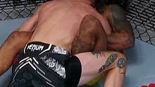皮尔斯叫布里托有能耐就起身做点啥，布里托便起身绞了皮尔斯。#UFC
