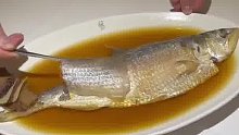 这鱼怎么鱼鳞都不刮就端上来了