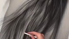 头发画得跟真的似的，一丝一缕的勾勒。