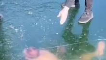 惊险！冬泳老手在冰面下迷失方向，幸好最后沿绳子原路返回。