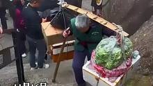 身挑80公斤以上物资，黄山挑山工每天上下一万级台阶。