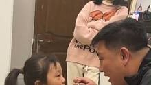 爸爸喂小女儿喝药未果，最后还要靠姐姐血脉压制。