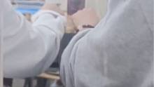 女生正认真上着课，没想到前桌同学“互相试探”最后牵手成功了“没想到我是小丑”#牵手成功 #好家伙 来