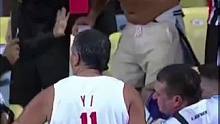 易建联现身南美德比双方球迷爆发激烈冲突，有球迷身穿易建联球衣劝架#世预赛 #巴西vs阿根廷 #dou