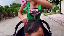 美女带闺女出门被人抢走，结局真是意想不到！#看一遍笑一遍 #这操作都看傻了 #脑洞大开 #沙雕老外 