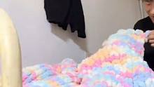 男生在宿舍给女友织毛毯，被室友疯狂羡慕