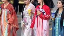 穿个汉服喝杯小柠撞茶怎么样
