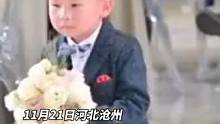 小花童原本要送花给新郎表哥，没想到上台后小花童情商太高了