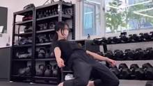 华人女孩展示惊人核心力量，超高难度只是日常训练