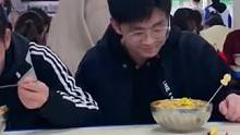 在食堂正吃饭，被好朋友拉起来一起“社死”#社牛 #大学生哪有不疯的