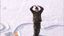 兵哥哥在雪地里走出”比心小人“，网友：果然是最可爱的人。