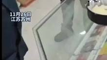 男子在超市买榴莲千层发现发霉，找老板理论时蛋糕被砸，小票被抢走！
