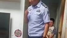 儿子从来没见过爸爸穿警服，看到警察爸爸立马起身敬礼，把全家都逗乐了！