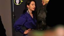#迪丽热巴 拍摄路透，她的耳环好大啊！这样会不会耳朵疼呢？