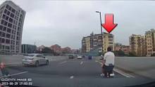 骑车上高架被超不服，反超时被撞