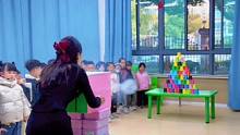 老师为孩子们展示神奇的“空气弹”。#幼儿园 #记录幼儿园的点点滴滴 #幼儿园里欢乐多 #幼儿教育 （