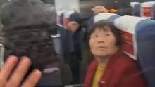 母亲没出过远门，独自坐高铁。女儿不放心，特地进站台送行。