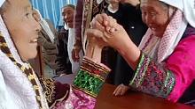 #老人家太可爱了  穿着民族服饰的两位老奶奶掰手腕(编辑：努尔波拉提)