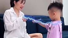 妈妈用手指给儿子充电，这简直太神奇了！#看一遍笑一遍 #这操作都看傻了 #脑洞大开 #老外真会玩 #